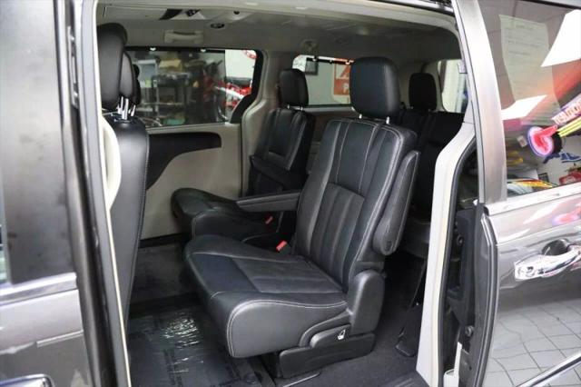 2016 Chrysler Town & Country Touring