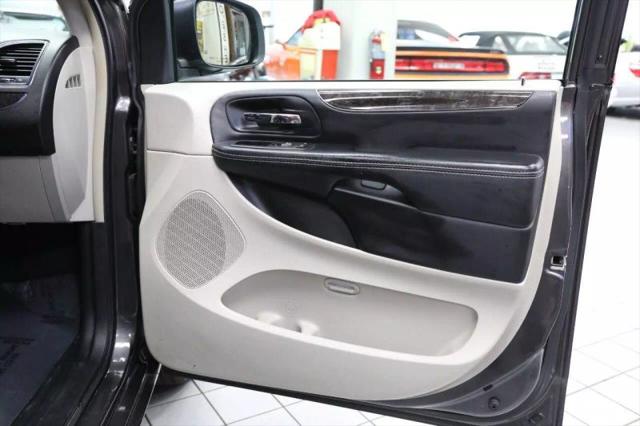 2016 Chrysler Town & Country Touring