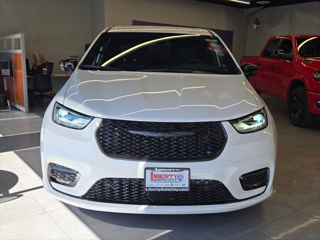 2024 Chrysler Pacifica Hybrid S Appearance Pkg