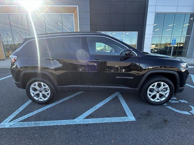 2025 Jeep Compass COMPASS LATITUDE 4X4