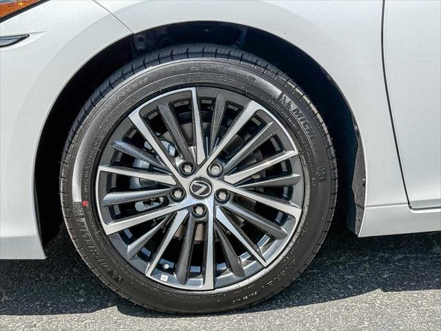 2025 Lexus ES 300h Unknown