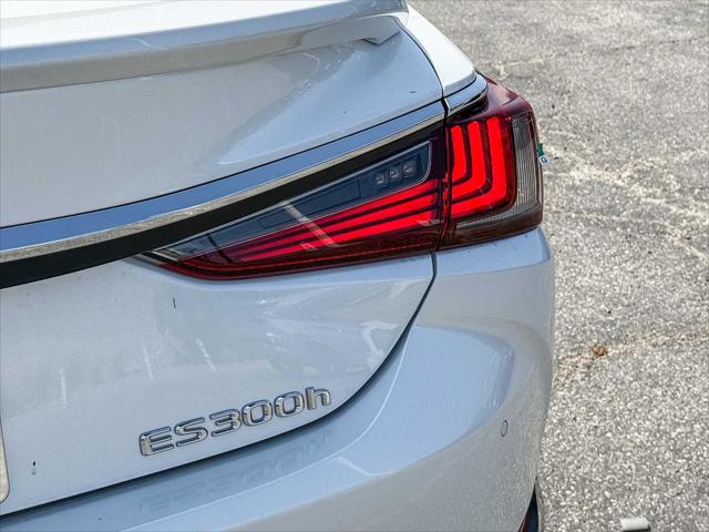 2025 Lexus ES 300h Unknown
