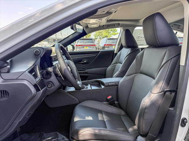 2025 Lexus ES 300h Unknown