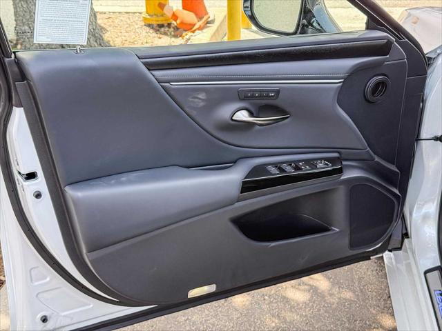 2025 Lexus ES 300h Unknown