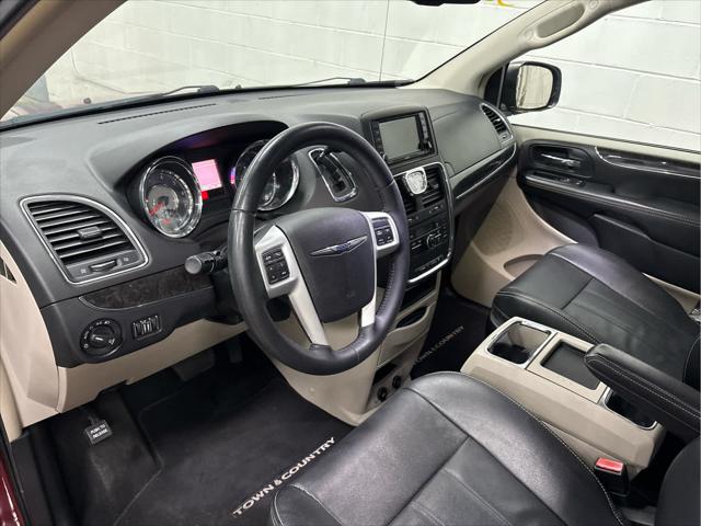 Used 2014 Chrysler Town & Country For Sale in Wilmington, OH