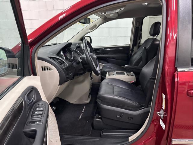 Used 2014 Chrysler Town & Country For Sale in Wilmington, OH