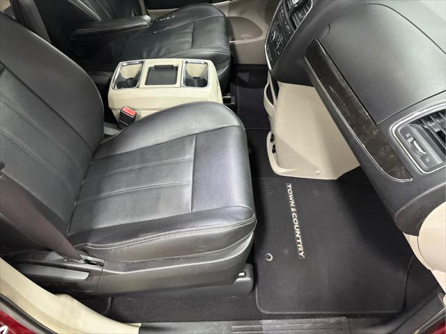 Used 2014 Chrysler Town & Country For Sale in Wilmington, OH