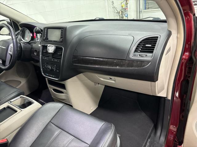 Used 2014 Chrysler Town & Country For Sale in Wilmington, OH