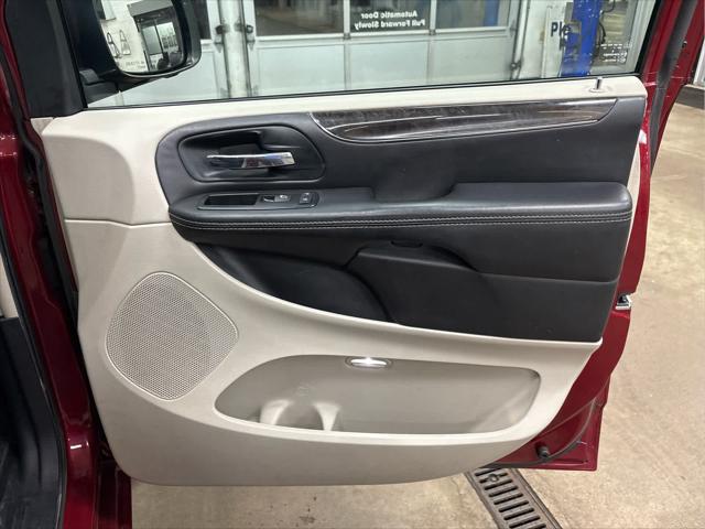 Used 2014 Chrysler Town & Country For Sale in Wilmington, OH
