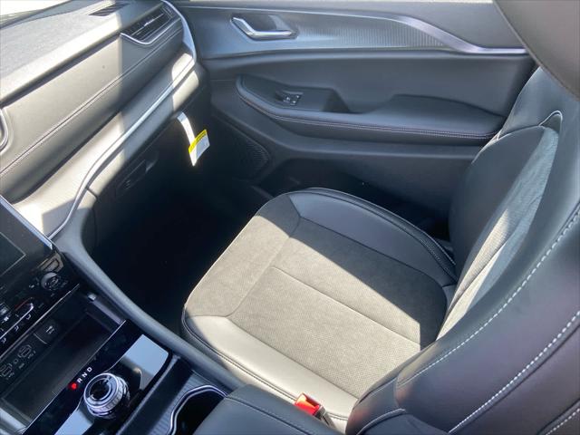 2025 Jeep Grand Cherokee L Altitude 4x4