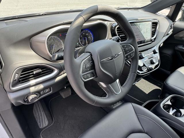 2025 Chrysler Voyager VOYAGER LX