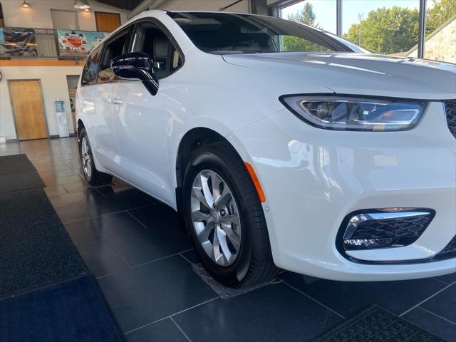 2025 Chrysler Pacifica PACIFICA SELECT AWD