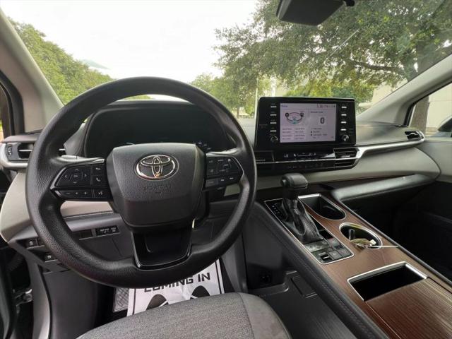 2022 Toyota Sienna LE
