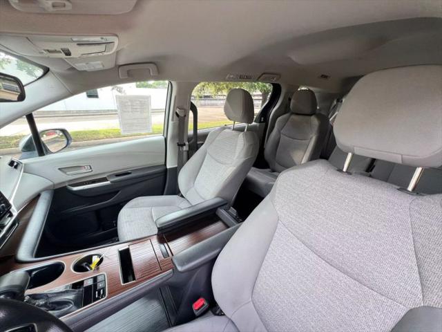 2022 Toyota Sienna LE