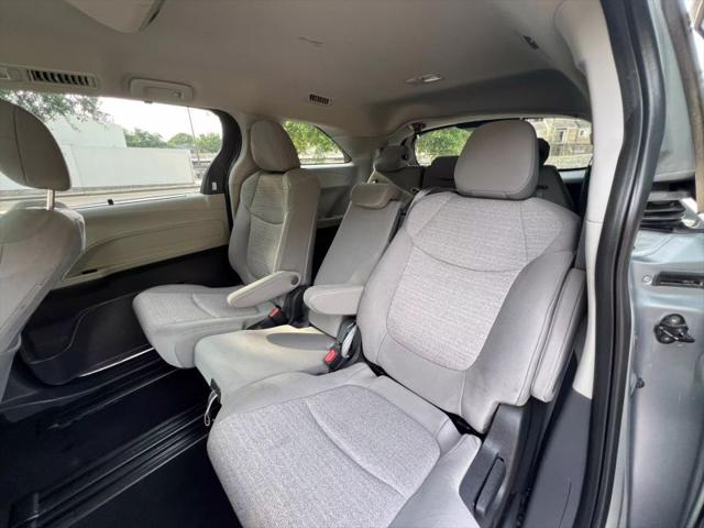 2022 Toyota Sienna LE