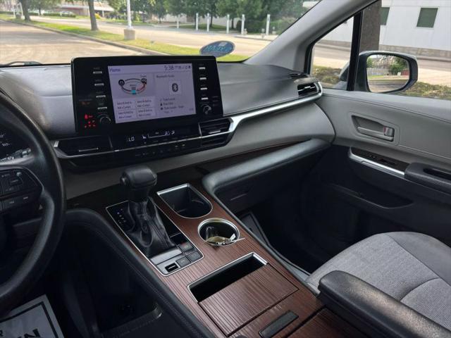 2022 Toyota Sienna LE