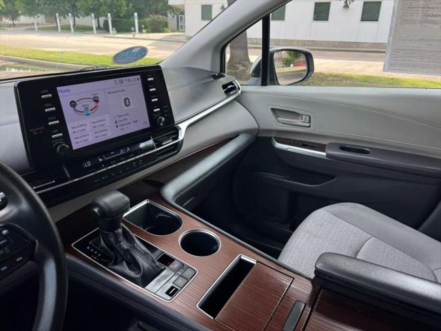 2022 Toyota Sienna LE