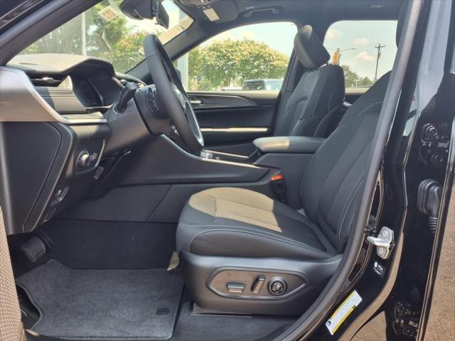 2025 Jeep Grand Cherokee GRAND CHEROKEE L LAREDO X 4X4