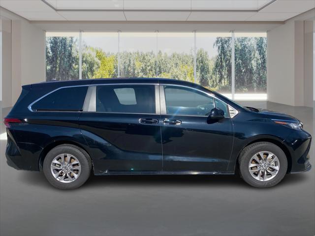 2022 Toyota Sienna LE