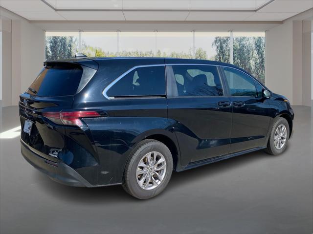 2022 Toyota Sienna LE