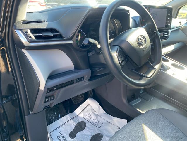 2022 Toyota Sienna LE