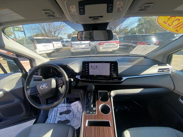 2022 Toyota Sienna LE
