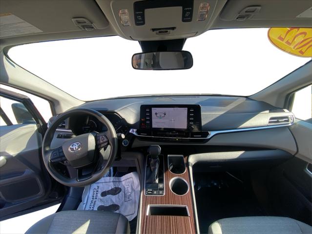 2022 Toyota Sienna LE