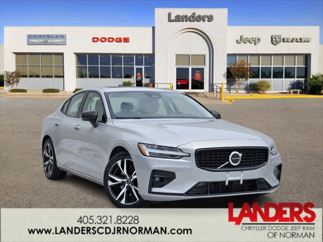 2024 Volvo S60 B5 Core Dark Theme