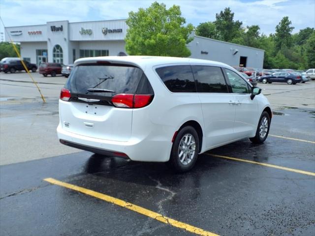 2025 Chrysler Voyager VOYAGER LX