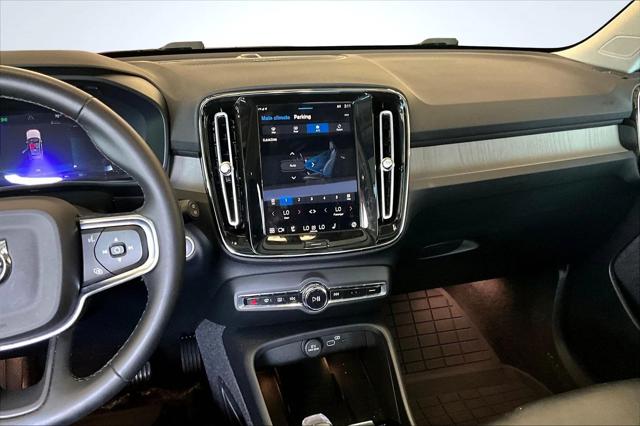 2023 Volvo XC40 B5 Plus Bright Theme