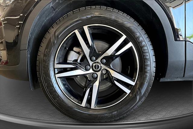 2023 Volvo XC40 B5 Plus Bright Theme