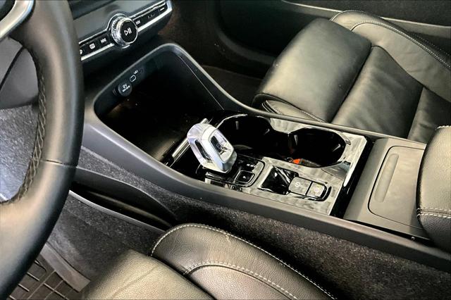 2023 Volvo XC40 B5 Plus Bright Theme