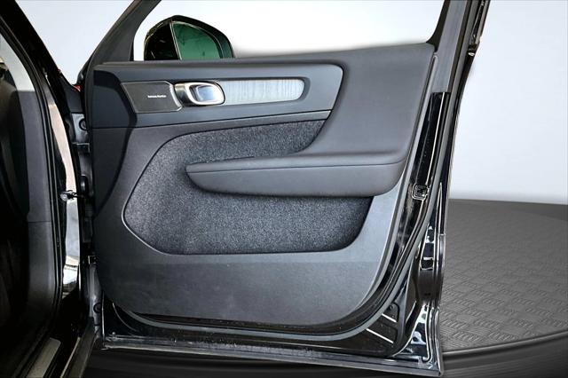 2023 Volvo XC40 B5 Plus Bright Theme