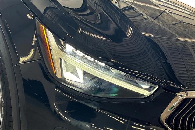 2023 Volvo XC40 B5 Plus Bright Theme