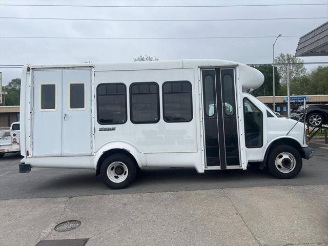 2001 Chevrolet Express Cutaway Base