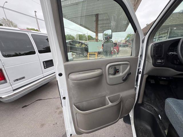 2001 Chevrolet Express Cutaway Base
