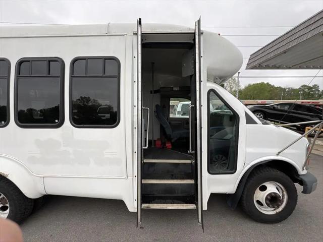 2001 Chevrolet Express Cutaway Base