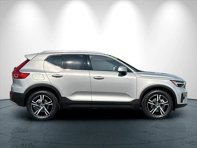 2025 Volvo XC40 B5 Core Bright Theme