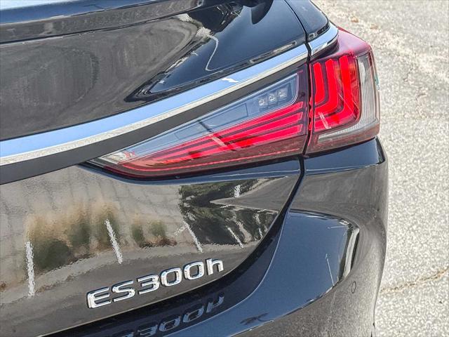 2025 Lexus ES 300h FWD
