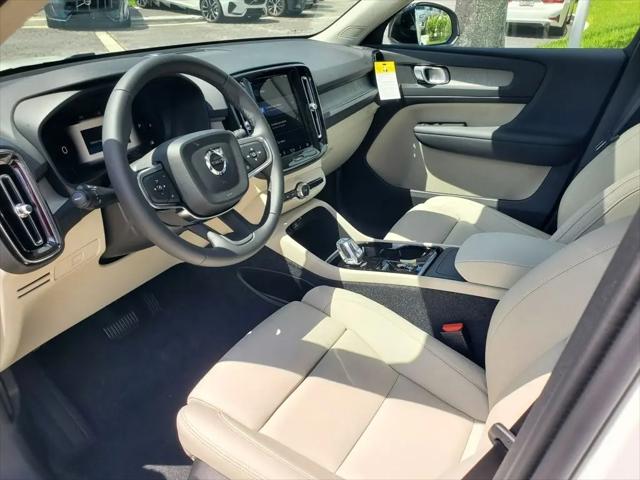 2026 Volvo XC40 Plus, B5 AWD Gas (mild hybrid), Dark