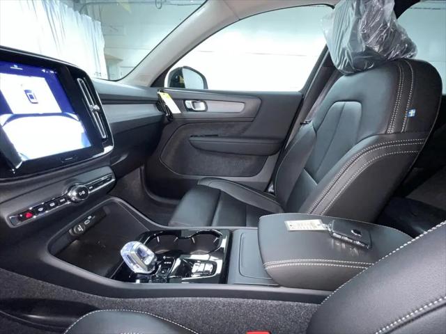 2026 Volvo XC40 Plus, B5 AWD Gas (mild hybrid), Dark