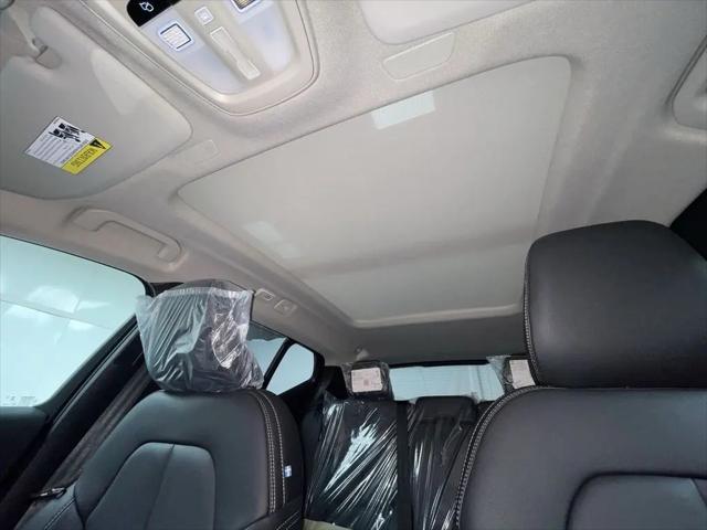 2026 Volvo XC40 Plus, B5 AWD Gas (mild hybrid), Dark