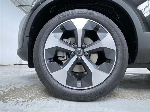 2026 Volvo XC40 Plus, B5 AWD Gas (mild hybrid), Dark