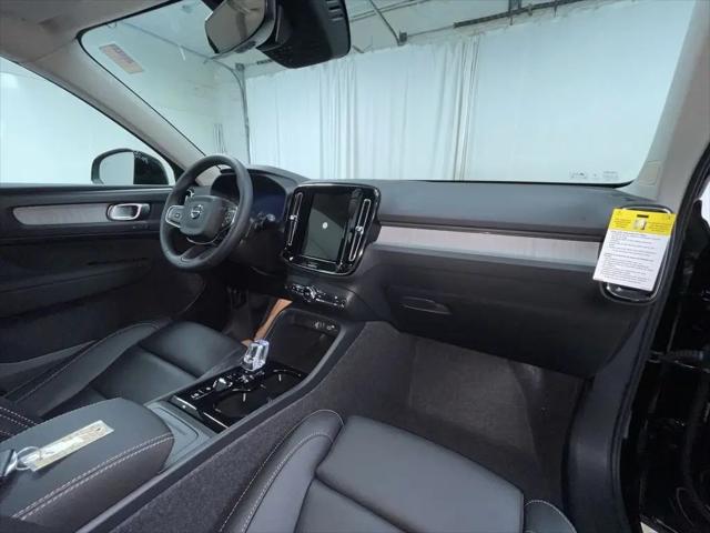 2026 Volvo XC40 Plus, B5 AWD Gas (mild hybrid), Dark