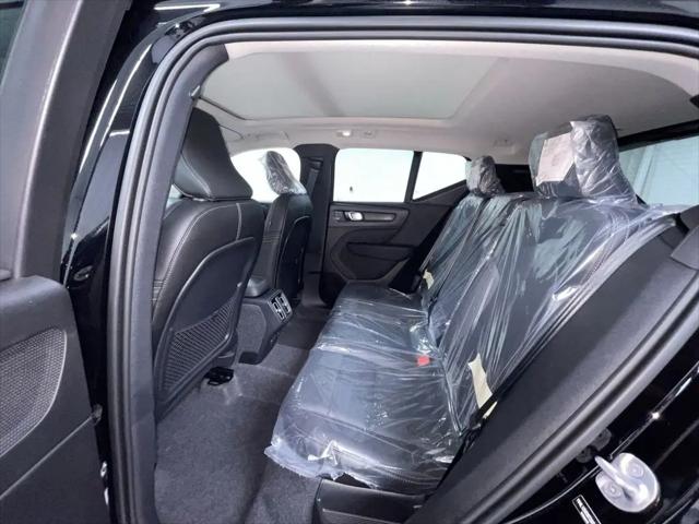 2026 Volvo XC40 Plus, B5 AWD Gas (mild hybrid), Dark