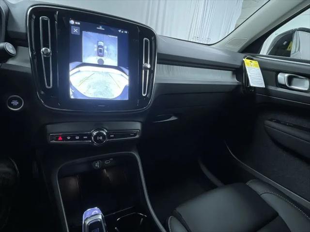 2026 Volvo XC40 Plus, B5 AWD Gas (mild hybrid), Dark