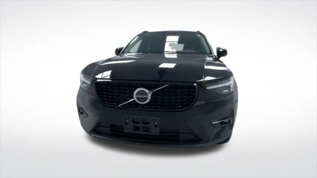 2026 Volvo XC40 Plus, B5 AWD Gas (mild hybrid), Dark