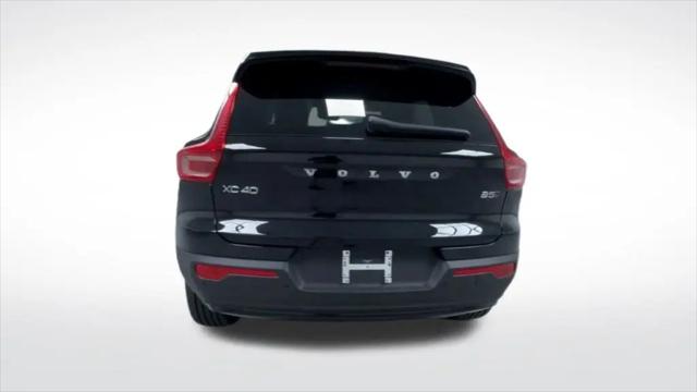 2026 Volvo XC40 Plus, B5 AWD Gas (mild hybrid), Dark