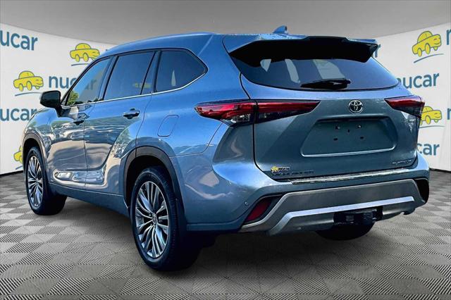 2022 Toyota Highlander Hybrid Platinum