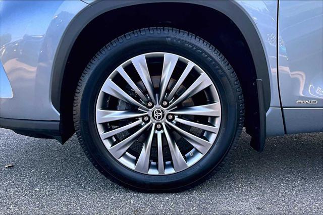 2022 Toyota Highlander Hybrid Platinum
